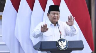 Presiden Prabowo Subianto menggelar rapat terbatas (ratas) dengan sejumlah menterinya di Istana Kepresidenan, Jakarta, Senin (2/6).