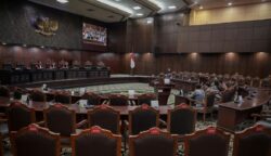 Mahkamah Konstitusi (MK) menyatakan bahwa penyelenggaraan pemilu nasional dan pemilu daerah yang digelar terlalu berdekatan dapat menyebabkan kejenuhan pemilih.