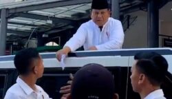 Prabowo Bagi THR dari Atas Mobil, Disambut 'I love You Bapak'