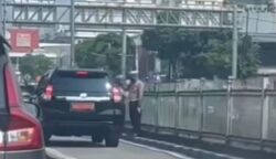 Viral Dua Polisi Hormat ke Mobil Pejabat Terobos Jalur TransJakarta, Polda Metro: Lumrah-lumrah saja!