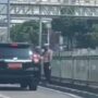 Viral Dua Polisi Hormat ke Mobil Pejabat Terobos Jalur TransJakarta, Polda Metro: Lumrah-lumrah saja!