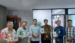 Dari kiri ke kanan : Baron Ferryson Pandiangan (Pembimas Katolik), Samarel Telaumbanua (Pembimas Protestan), Agamna Azka (Penulis buku), Suwarno (Pembimas Budha), Sahnan Ginting (Pembimas Hindu), Rayhan Reza. (Foto: Ist)