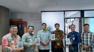 Dari kiri ke kanan : Baron Ferryson Pandiangan (Pembimas Katolik), Samarel Telaumbanua (Pembimas Protestan), Agamna Azka (Penulis buku), Suwarno (Pembimas Budha), Sahnan Ginting (Pembimas Hindu), Rayhan Reza. (Foto: Ist)