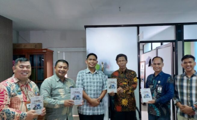 Dari kiri ke kanan : Baron Ferryson Pandiangan (Pembimas Katolik), Samarel Telaumbanua (Pembimas Protestan), Agamna Azka (Penulis buku), Suwarno (Pembimas Budha), Sahnan Ginting (Pembimas Hindu), Rayhan Reza. (Foto: Ist)