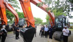 Illiza Serahkan Dua Ekskavator untuk DLHK3 Banda Aceh