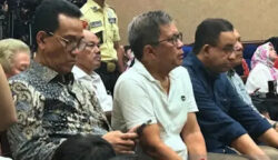Wajah Tegang! Anies dan Rocky Gerung Hadiri Sidang Vonis Tom Lembong