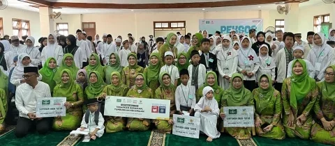 Sebanyak 200 anak yatim menerima santunan dari Pimpinan Pusat (PP) Muslimat NU dalam rangka memperingati Hari Sosial Muslimat NU yang jatuh setiap 10 Muharram.