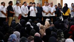 Ratusan Nakes RSUDZA Banda Aceh menggelar aksi unjuk rasa menuntut TPP dan jasa medis di lobi utama Kantor Gubernur, Jum'at (18/7). (Foto: Ist)
