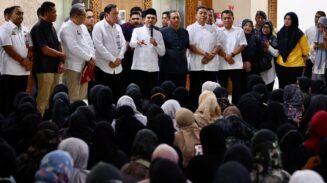 Ratusan Nakes RSUDZA Banda Aceh menggelar aksi unjuk rasa menuntut TPP dan jasa medis di lobi utama Kantor Gubernur, Jum'at (18/7). (Foto: Ist)