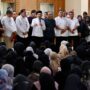Ratusan Nakes RSUDZA Banda Aceh menggelar aksi unjuk rasa menuntut TPP dan jasa medis di lobi utama Kantor Gubernur, Jum'at (18/7). (Foto: Ist)