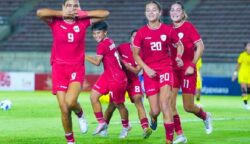 Pemain depan Timnas Putri Indonesia Claudia Scheunemann (kiri) merayakan gol bersama rekan setimnya.