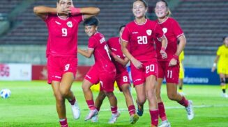 Pemain depan Timnas Putri Indonesia Claudia Scheunemann (kiri) merayakan gol bersama rekan setimnya.