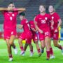 Pemain depan Timnas Putri Indonesia Claudia Scheunemann (kiri) merayakan gol bersama rekan setimnya.