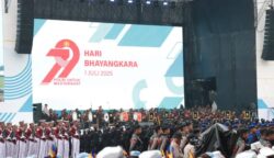 Ribuan warga dari berbagai daerah memadati kawasan IRTI Monas, Jakarta Pusat, sejak Selasa pagi (1/7/2025), untuk menyaksikan puncak peringatan Hari Bhayangkara ke-79.