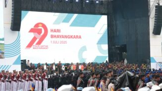 Ribuan warga dari berbagai daerah memadati kawasan IRTI Monas, Jakarta Pusat, sejak Selasa pagi (1/7/2025), untuk menyaksikan puncak peringatan Hari Bhayangkara ke-79.