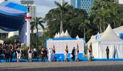 Presiden Republik Indonesia Prabowo Subianto menganugerahkan tanda kehormatan Nugraha Sakanti kepada tujuh satuan kerja (Satker) di lingkungan Polri dalam peringatan Hari Bhayangkara ke-79 di Lapangan Silang Monas, Jakarta Pusat, Selasa (1/7/2025).
