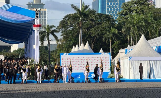 Presiden Republik Indonesia Prabowo Subianto menganugerahkan tanda kehormatan Nugraha Sakanti kepada tujuh satuan kerja (Satker) di lingkungan Polri dalam peringatan Hari Bhayangkara ke-79 di Lapangan Silang Monas, Jakarta Pusat, Selasa (1/7/2025).