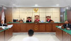 Mantan Camat Peusangan, Bireuen Teguh Mandiri Putra (TMP), mulai diadili di PN Tipikor Banda Aceh, Jum'at (18/7). (Foto: Ist)