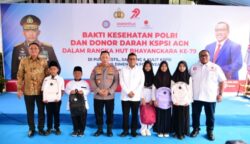Kapolri Jenderal Listyo Sigit Prabowo melakukan kunjungan kerja ke pabrik sepatu PT Adis Dimension Footwear di Balaraja, Kabupaten Tangerang, Banten, Kamis (3/7/2025).