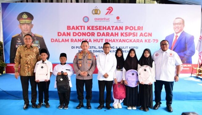 Kapolri Jenderal Listyo Sigit Prabowo melakukan kunjungan kerja ke pabrik sepatu PT Adis Dimension Footwear di Balaraja, Kabupaten Tangerang, Banten, Kamis (3/7/2025).