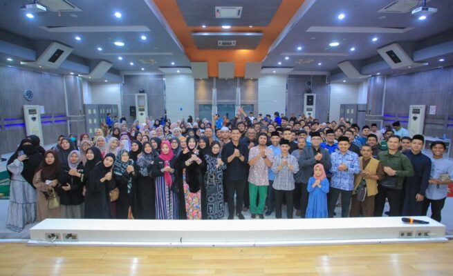 Wali Kota Banda Aceh, Iliza Sa’adudin Djamal, menghadiri acara Sharing Idea bertema Youths and City: Peran Pemuda Menjaga Identitas Kota yang menghadirkan pendakwah nasional Ustaz Hanan Attaki, Kamis, 17 Juli 2025 di Aula Mawardi Nurdin, Balai Kota Banda Aceh.