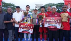 Wakil Gubernur Aceh Fadhlullah menyerahkan langsung Piala Wagub Aceh Cup 2025 di Lapangan Bola Kecamatan Mutiara Pidie, Jum'at, 18 Juli 2025. (Foto: Ist)