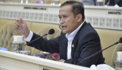 Anggota Komisi II DPR RI Azis Subekti saat Rapat kerja dan Rapat Dengar Pendapat Komisi II DPR RI d20250429084722