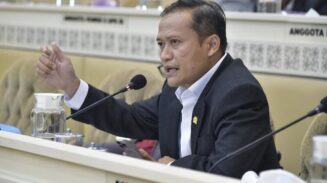 Anggota Komisi II DPR RI Azis Subekti saat Rapat kerja dan Rapat Dengar Pendapat Komisi II DPR RI d20250429084722
