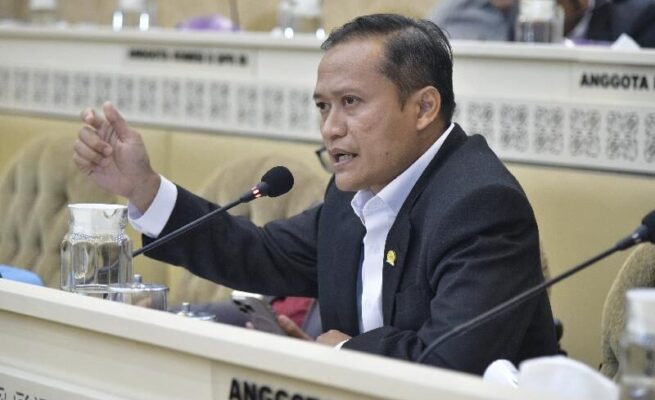 Anggota Komisi II DPR RI Azis Subekti saat Rapat kerja dan Rapat Dengar Pendapat Komisi II DPR RI d20250429084722