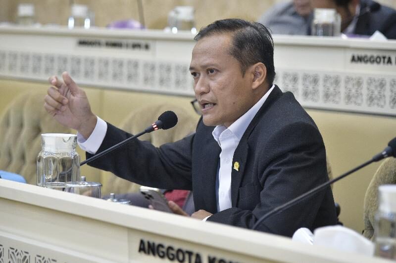 Anggota Komisi II DPR RI Azis Subekti saat Rapat kerja dan Rapat Dengar Pendapat Komisi II DPR RI d20250429084722
