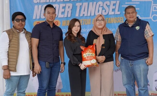 Wakil Ketua DPRD Kota Tangerang Selatan, Maria Teresa Suhardjada, menggelar kegiatan Gerakan Pangan Murah Ngider Tangsel di halaman Kantor Kecamatan Ciputat, Sabtu pagi (5/7).