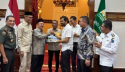 Gubernur Aceh Muzakir Manaf atau Mualem menyerahkan dokumen usulan pembangunan terowongan Geurutee kepada Menteri PPN/Kepala Bappenas, Rachmat Pambudy, di Meuligoe Gubernur Aceh, Rabu siang (9/7). (Foto: Ist)