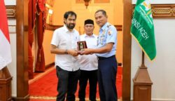 Danlanud SIM Kolonel Pnb Hantarno Edi Sasmoyo berpamitan dengan Gubernur Aceh Muzakir Manaf atau Mualem menjelang penugasan barunya di Dirjian Air Power Seskoau, Lembang, Jawa Barat. (Foto: Ist)