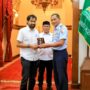 Danlanud SIM Kolonel Pnb Hantarno Edi Sasmoyo berpamitan dengan Gubernur Aceh Muzakir Manaf atau Mualem menjelang penugasan barunya di Dirjian Air Power Seskoau, Lembang, Jawa Barat. (Foto: Ist)