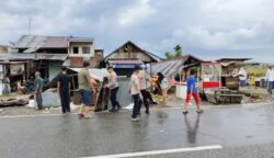 Hujan deras disertai angin kencang melanda Kecamatan Nibong, Aceh Utara, Kamis siang (10/7), menyebabkan kerusakan serius pada ratusan bangunan milik warga. (Foto: Ist)