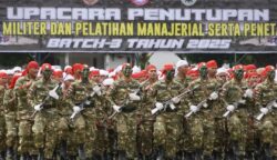 Sebanyak 1.195 peserta Program Sarjana Penggerak Pembangunan Indonesia (SPPI) Batch-3 Tahun 2025 menuntaskan Pendidikan Dasar Militer dan Pelatihan Manajerial di Rindam Iskandar Muda. (Foto: Ist)