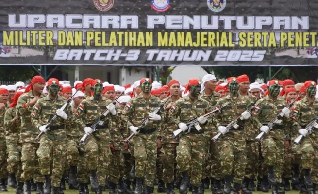 Sebanyak 1.195 peserta Program Sarjana Penggerak Pembangunan Indonesia (SPPI) Batch-3 Tahun 2025 menuntaskan Pendidikan Dasar Militer dan Pelatihan Manajerial di Rindam Iskandar Muda. (Foto: Ist)