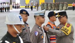 Kapolda Aceh Irjen Pol Achmad Kartiko saat memimpin Apel Gelar Pasukan Operasi Patuh Seulawah 2025 di aula Meuligoe Polda Aceh, Senin (14/7). (Foto: Ist)
