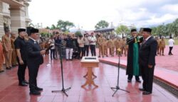Bupati Aceh Besar Muharram Idris (Syech Muharram), melantik Bahrul Jamil sebagai Sekda Aceh Besar definitif, di halaman Kantor Bupati Aceh Besar, Kota Jantho, Senin (14/7). (Foto: Ist)