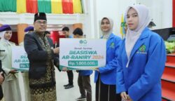 Rektor UIN Ar-Raniry Prof Dr Mujiburrahman menyalurkan bantuan Uang Kuliah Tunggal (UKT) kepada mahasiswa kurang mampu.