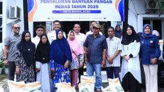Pemko Banda Aceh menyalurkan bantuan pangan beras program nasional untuk warga Kota Banda Aceh periode Juni-Juli 2025. (Foto: Ist)