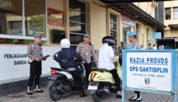 Sipropam melakukan razia kelengkapan surat kendaraan personel mulai dari SIM, STNK, KTP dan surat lainnya di pintu gerbang masuk Polresta Banda Aceh, Rabu pagi (16/7).