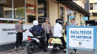 Sipropam melakukan razia kelengkapan surat kendaraan personel mulai dari SIM, STNK, KTP dan surat lainnya di pintu gerbang masuk Polresta Banda Aceh, Rabu pagi (16/7).