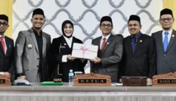 Wali Kota Banda Aceh, Illiza Sa’aduddin Djamal, telah menyerahkan Rancangan Qanun (Raqan) tentang Rencana Pembangunan Jangka Menengah Daerah (RPJMD) Kota Banda Aceh tahun 2025-2029 kepada Dewan Perwakilan Rakyat Kota (DPRK).
