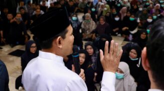 Ratusan Nakes RSUDZA Banda Aceh menggelar aksi unjuk rasa menuntut TPP dan jasa medis di lobi utama Kantor Gubernur, Jum'at (18/7). (Foto: Ist)
