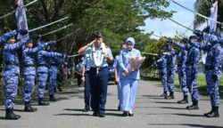 Lanud SIM menggelar tradisi Passing In, sebagai penghormatan kepada komandan baru, Kolonel Nav Sudaryanto SM dan Ketua PIA Ardhya Garini Cabang 20 Daerah I Lanud SIM, Ny. Icha Sudaryanto, Jum'at (18/7). (Foto: Dok. Pen Lanud SIM)