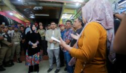 Wali Kota Banda Aceh, Illiza Sa’aduddin Djamal, Ahad (20/7/2025), meninjau langsung lokasi bangunan Pasar Aceh lama yang akan dibongkar dan berdialog dengan para pedagang. (Foto: Ist)