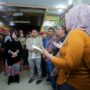 Wali Kota Banda Aceh, Illiza Sa’aduddin Djamal, Ahad (20/7/2025), meninjau langsung lokasi bangunan Pasar Aceh lama yang akan dibongkar dan berdialog dengan para pedagang. (Foto: Ist)
