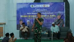Danrem 012/Teuku Umar, Kolonel Inf Benny Rahadian memberikan pembekalan kepemimpinan dan bela negara kepada ratusan santriwan dan santriwati Dayah Ruhul Qur’ani, Aceh Barat, Sabtu (19/7). (Foto: Ist)