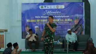 Danrem 012/Teuku Umar, Kolonel Inf Benny Rahadian memberikan pembekalan kepemimpinan dan bela negara kepada ratusan santriwan dan santriwati Dayah Ruhul Qur’ani, Aceh Barat, Sabtu (19/7). (Foto: Ist)